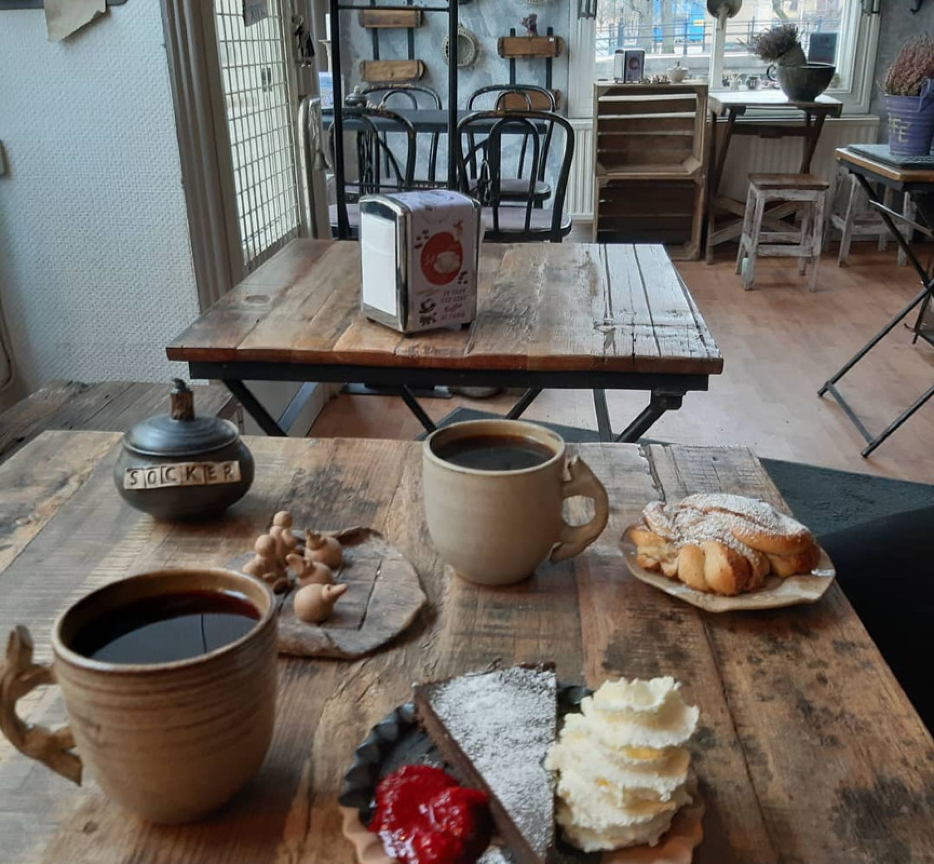 Fika hos Krukmakeri Hemjord i Kristinehamn