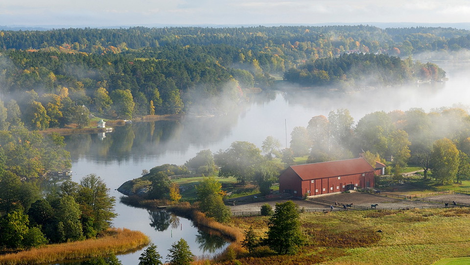 Vy mot Ekholmsnäs gård och Elfvikslandet. Foto Eddie Granlund
