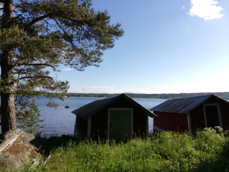Fina båthus intill badet