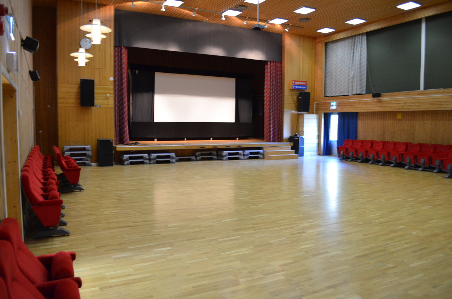 Scen med golf- och skyttesimulator