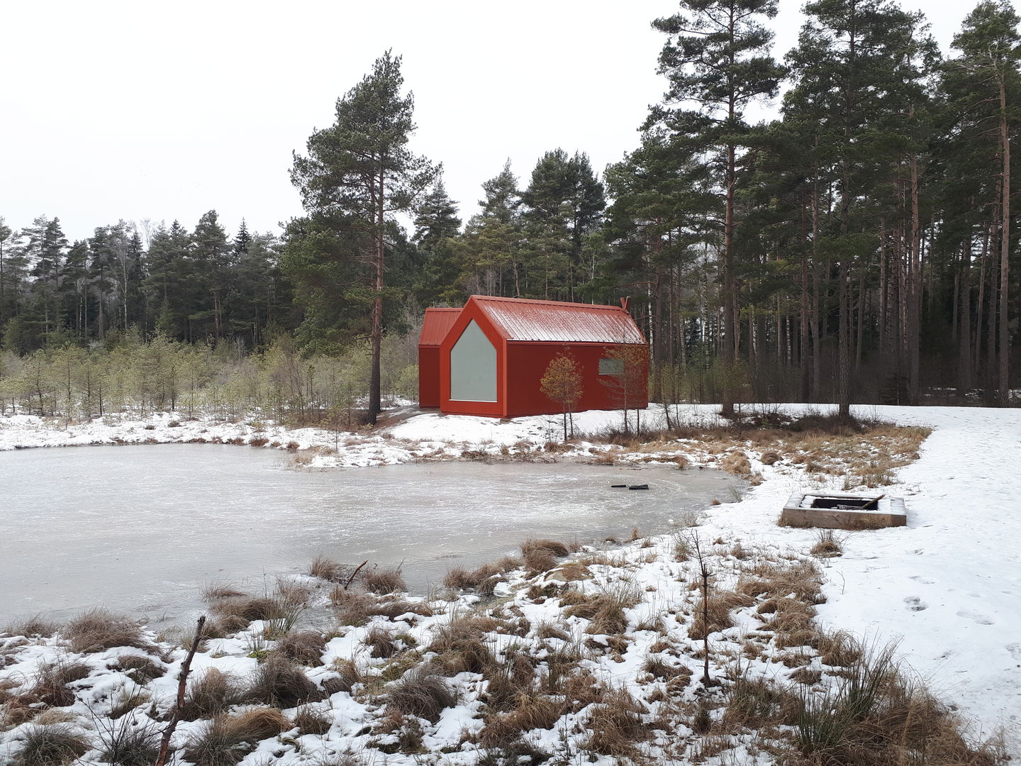 Ett vindskydd i skogen under vintern