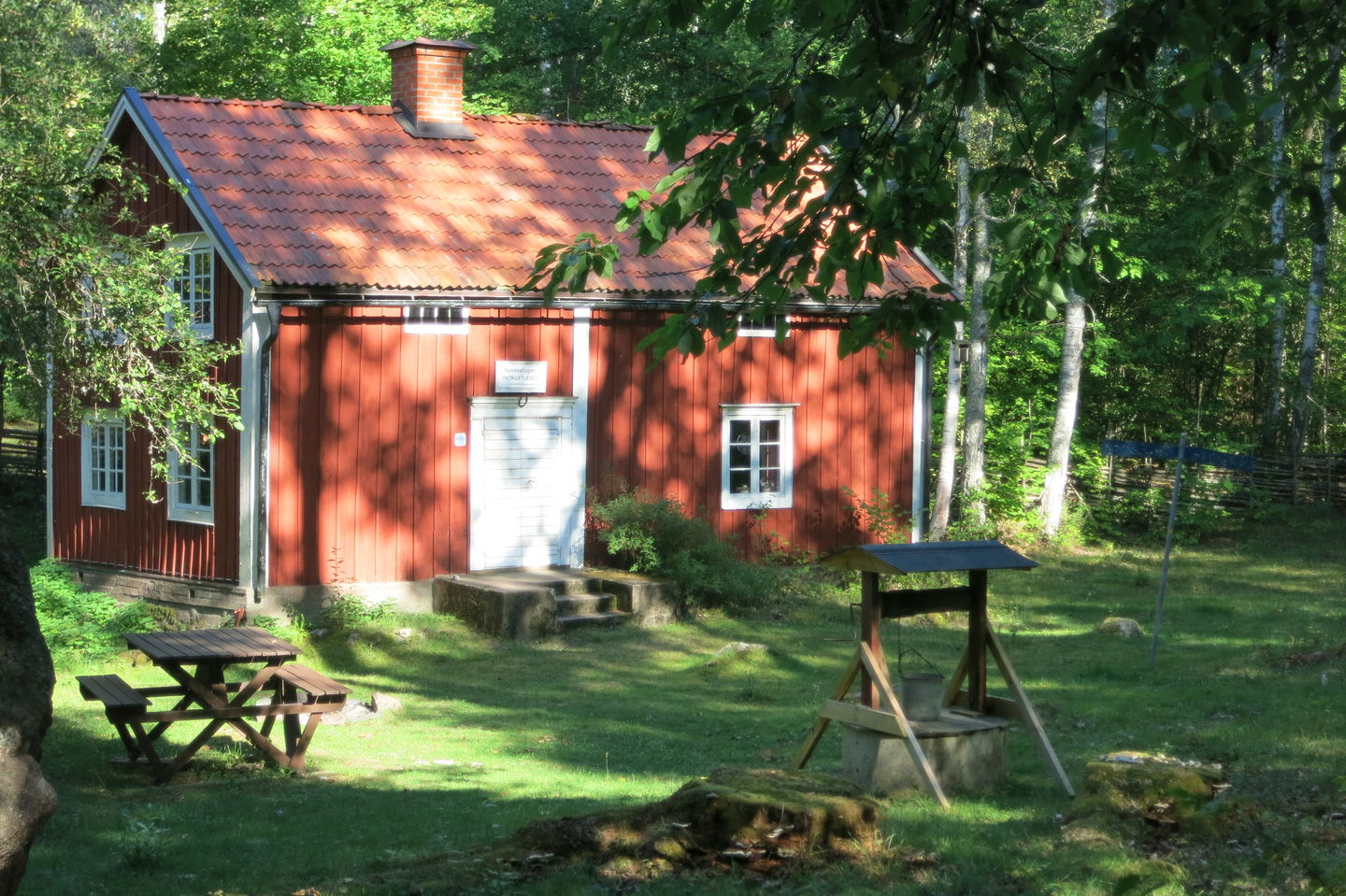 Rastbord utanför övernattningsstuga
