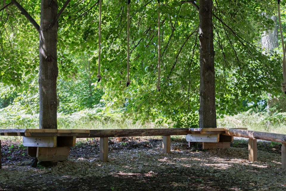 Vy över balansgång och rep som hänger.