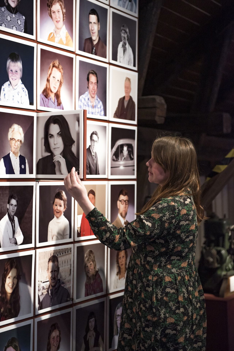 Besökare upptäcker Kristinehamns egen Wall of fame i utställningen Järnet födde staden
