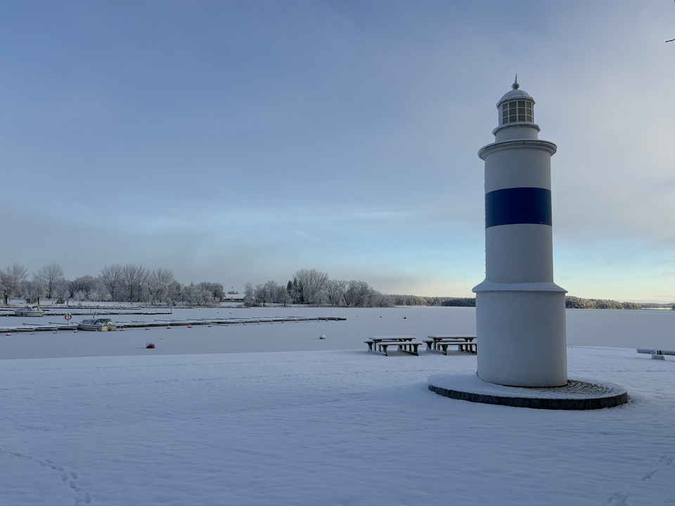 Vy över fyren i vinterskrud