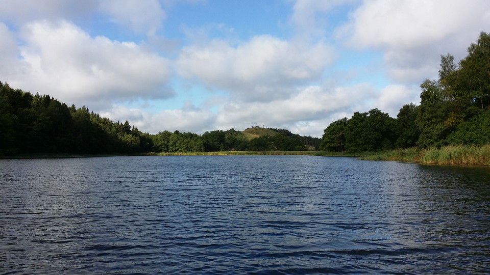 Ekholmsnässjön med Ekholmsnäsbacken i fonden. Foto Lidingö stad