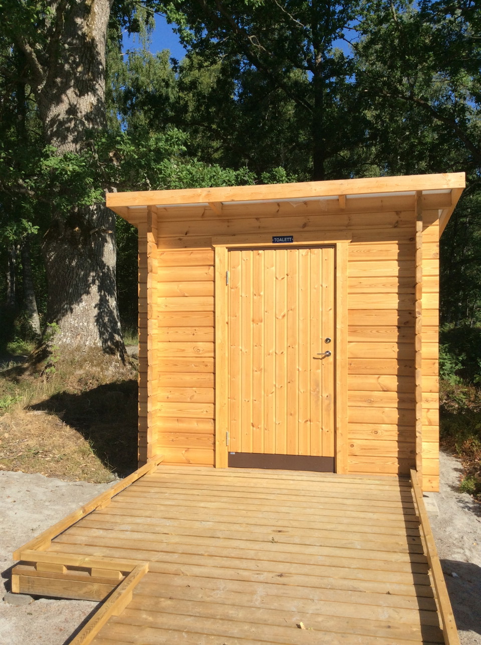 Tillgängligt torrdass på badplatsen