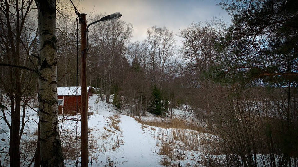 Elljusspår och snötäckt mark.