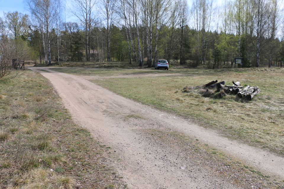 En bil står parkerad på anvisad parkeringsplats.