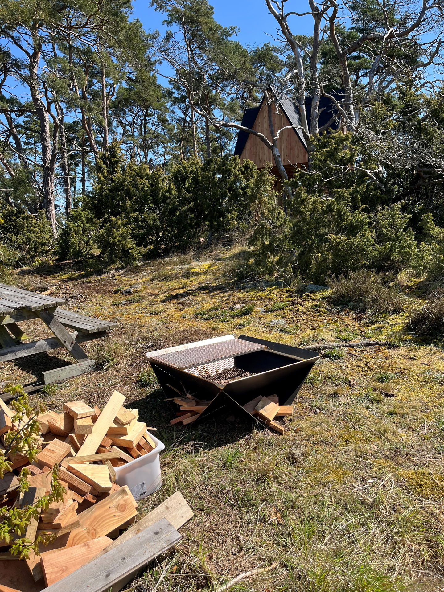Eldstad med bord