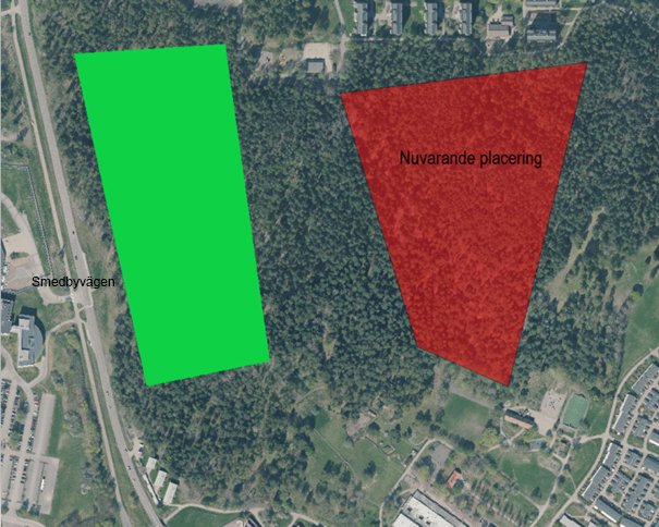 En satellitbild över Smedbyskogen med ett grönt fält och ett rött fält.