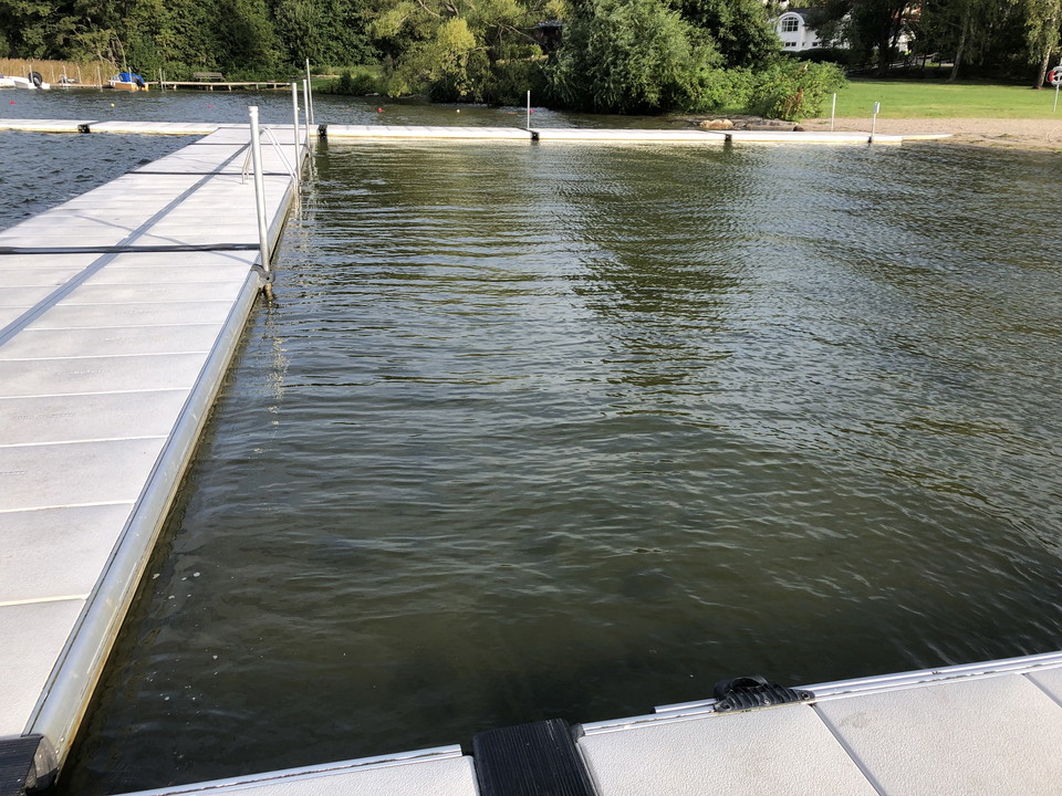 På sommaren är det simskola på Lundhagen badplats