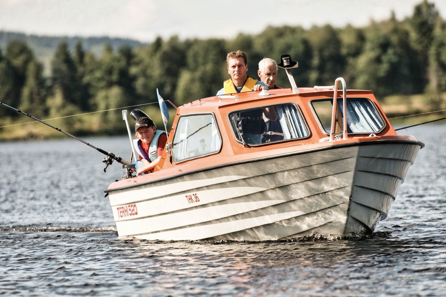 En båt med två personer som fiskar