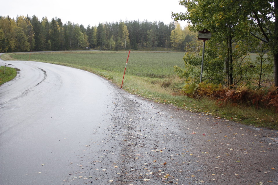 En busshållplats vid en breddad vägren.