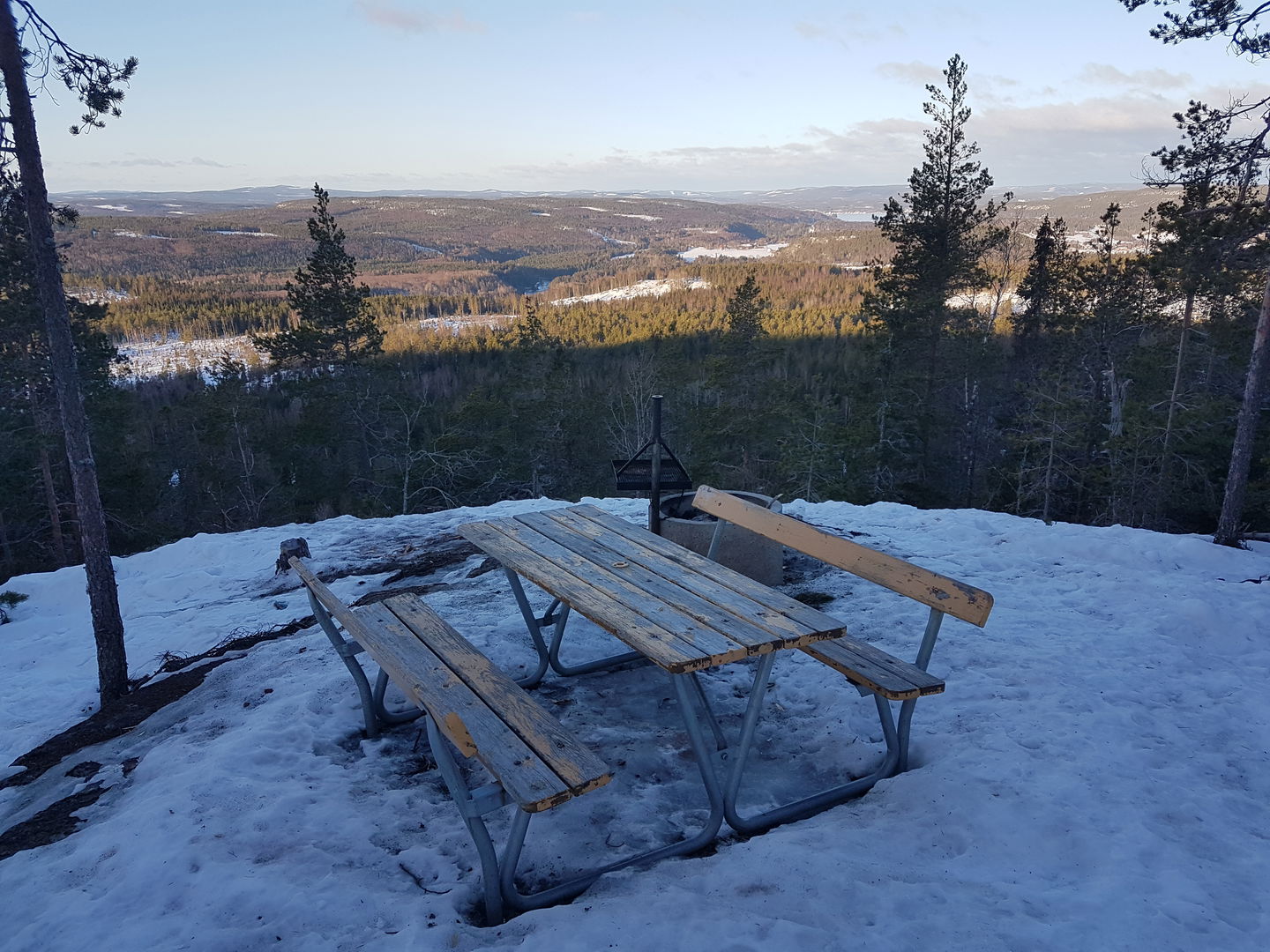 Bänkbord och grillplats med slående utsikt mot väster. Här kan man njuta vackra solnedgångar!