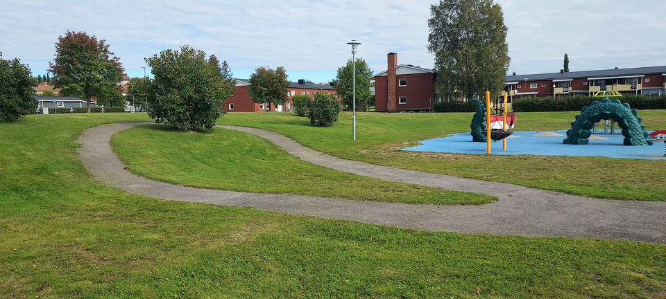 Liten asfalterad slinga att cykla på