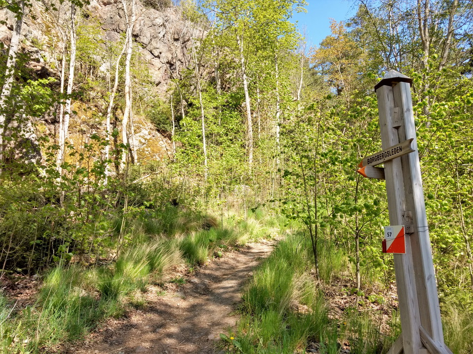 Stigen slingar sig upp mot Galgbacken