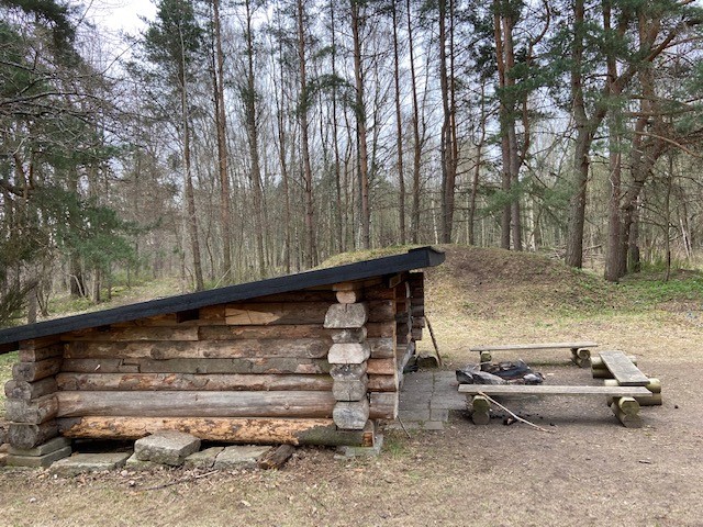 Bild på vindskydd med eldstad vid Örbacken