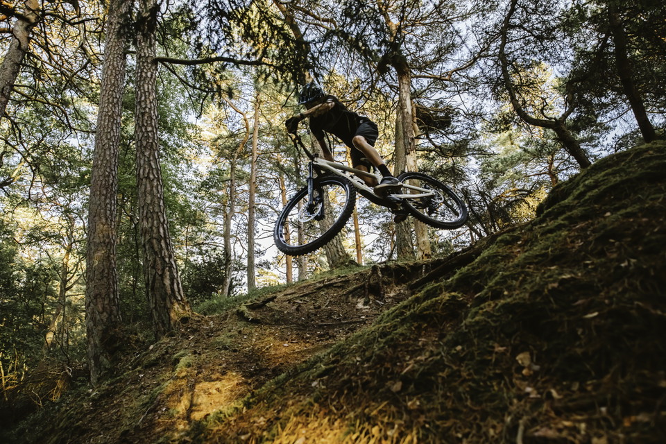 Cykla mountainbike vid Rönne å och Ringsjön
