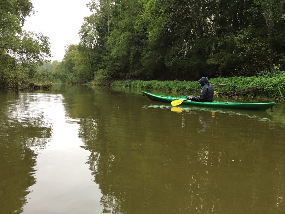 Kajak som paddlar på bred å.
