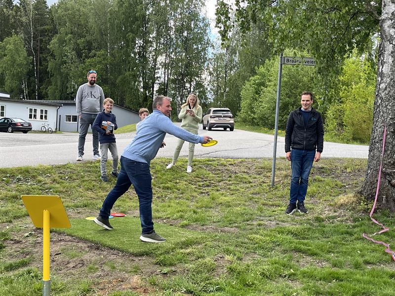 en familie som spiller frisbeegolf