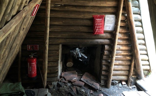 Enkel eldstad inne i Kolarkojan.