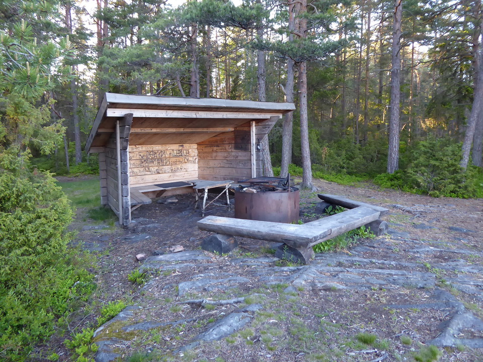 Rastplats längs leden på Bränneholme