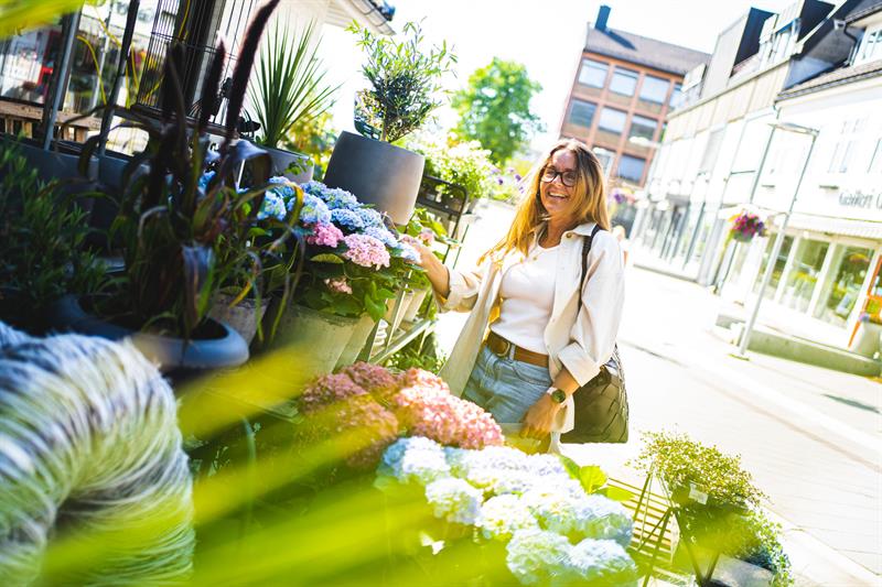 kvinne ser på blomster