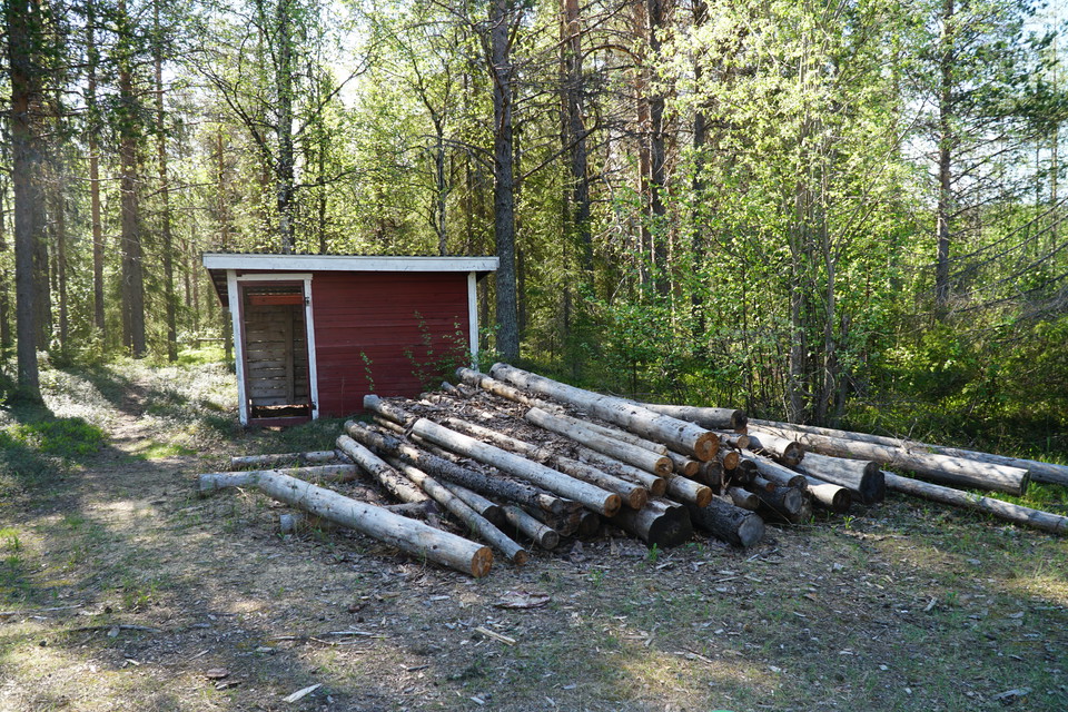 Vedbod finns utanför kojan