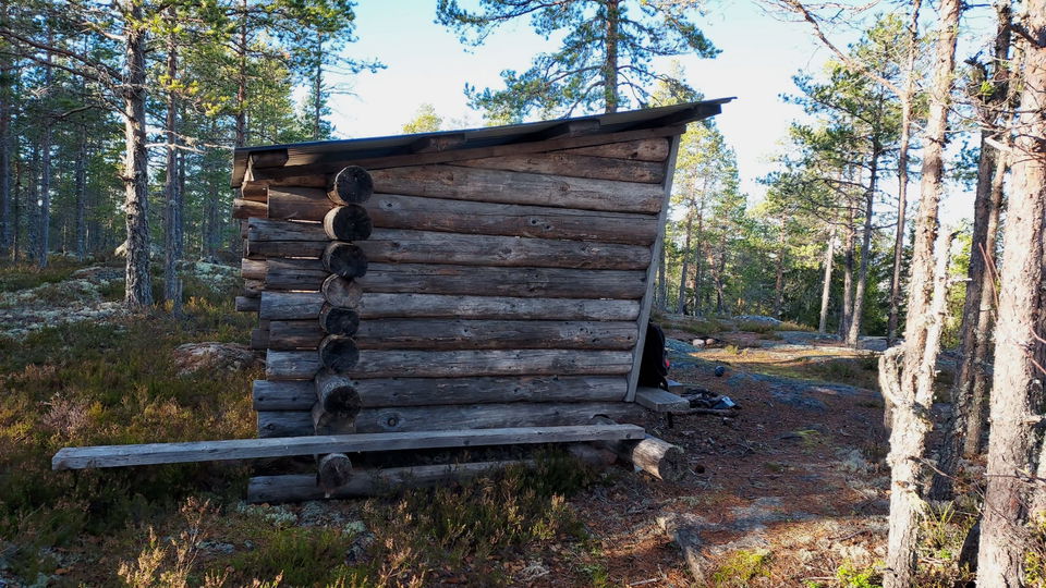 Vindskyddet med sittplats även på östra sidan