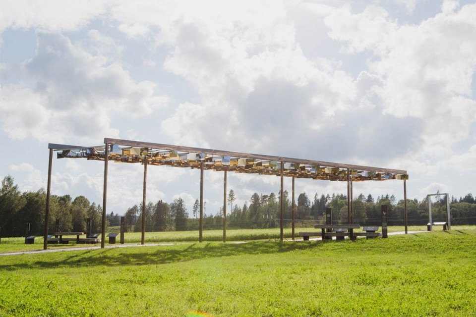 Vid starten för arkeologistigen finns en fast utställning. Den berättar om områdets långa historia. Hur landhöjningen förändrat landskapet och hur platsen använts av människor under flera tusen år.  Från utställningen kan du titta ut över trakten och fundera över hur det en gång sett ut.