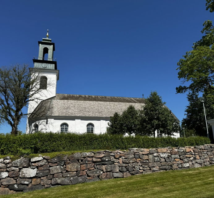 Exteriör på Ölme Kyrka i Kristinehamns kommun