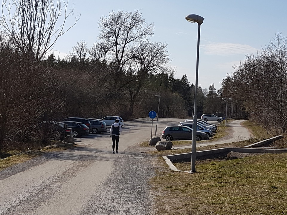 Friluftsparkering vid Stockbyvägen. Foto Lidingö stad.