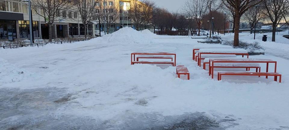Rastmöbler vid Norrmalmsparkens isplan