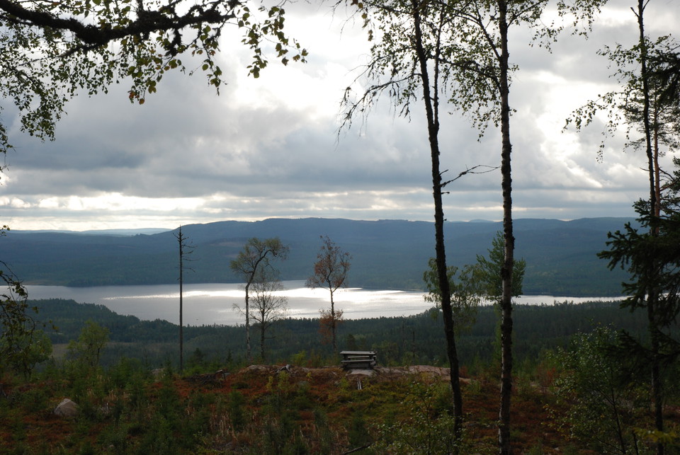 Rastplats på väg till upp till toppen. Vy söderut och sjön Hämmen