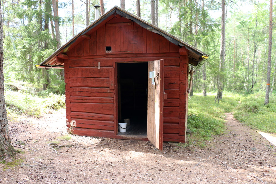 Rövallskojan med öppen dörr.