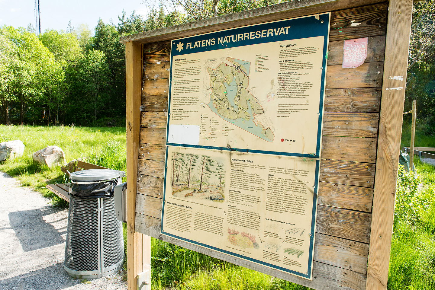 Informationstavla över Flatens naturreservat.