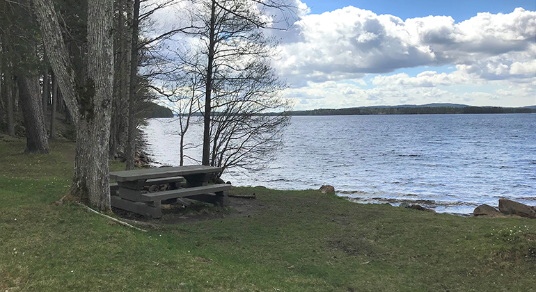 Rastplats med utsikt över sjön.