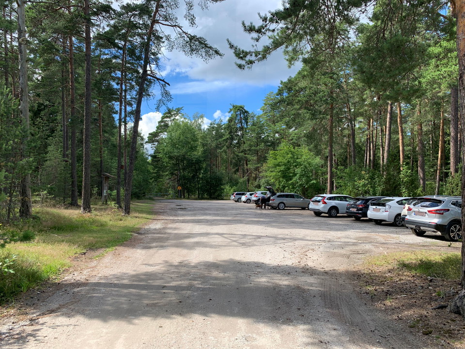 Parkering vid Rösaringsåsens naturreservat. 