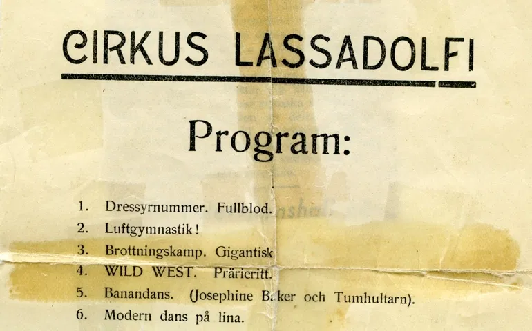 Första delen av programmet innehåller dressyrnummer, luftgymnastik, brottningskamp, wild west, banandans och dans på lina.
