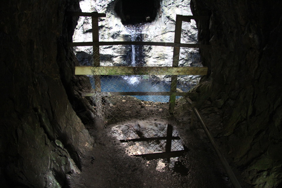 Den blå grottan. Fotat genom ett galler.