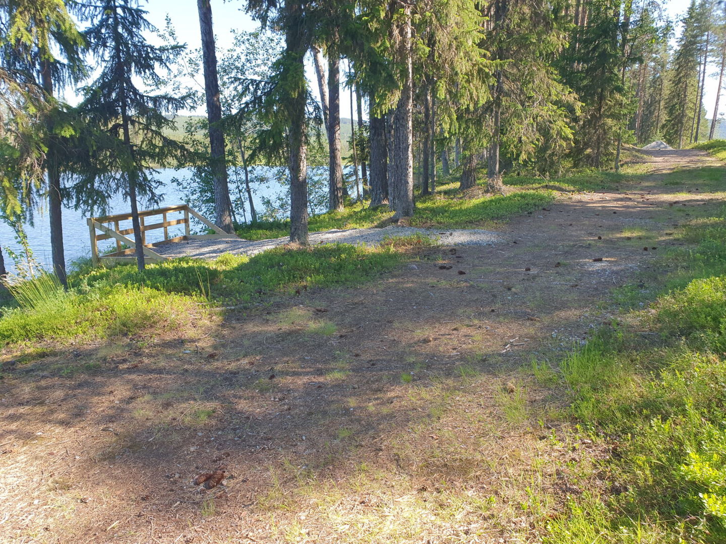 Grusad gång med anpassad fiskeplats