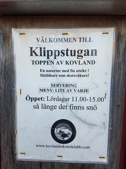 Skylt med öppettider för Klippstugan under vintern