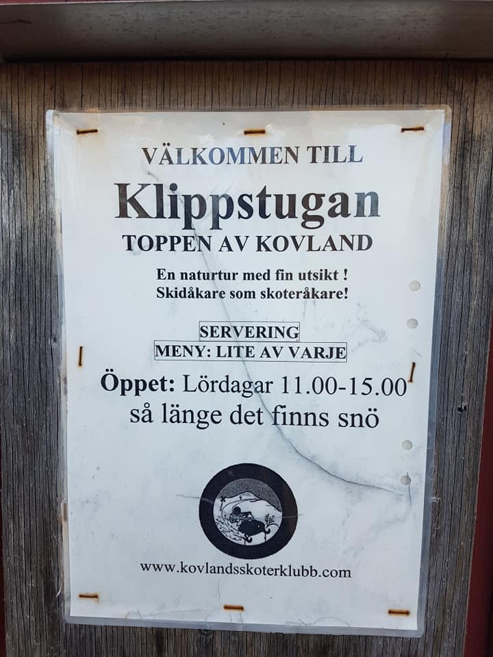 Skylt med öppettider för Klippstugan under vintern