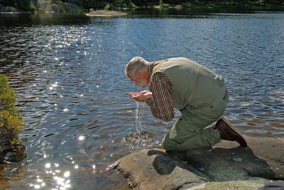 Vattnet i sjön är klart