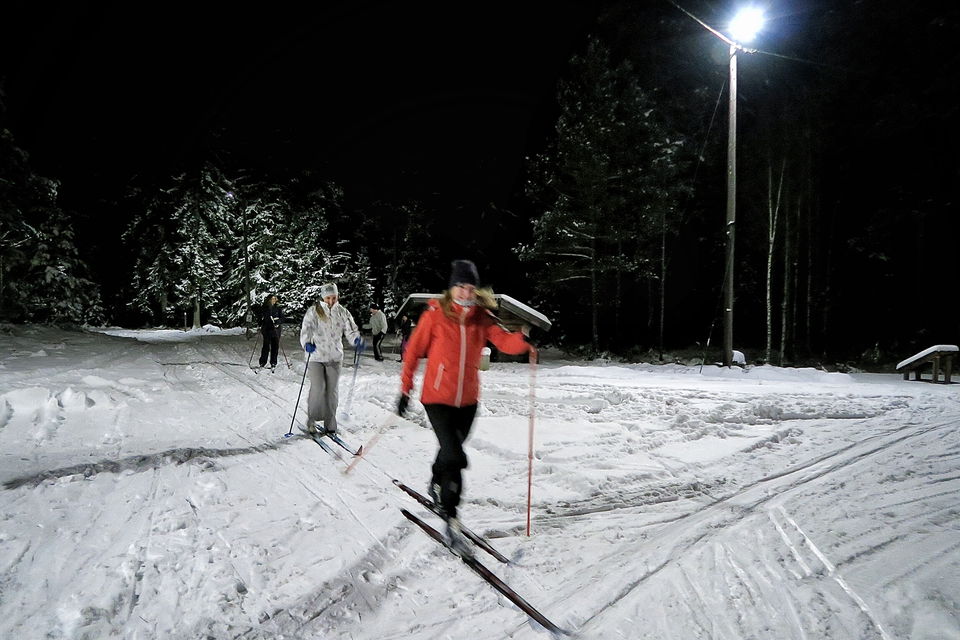 Person åker skidor på vintern