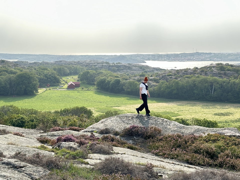 Hisnande fin vandring längs med kuststigen. I bakgrunden Näverkärrs gård ute på Härnäset, strax norr…
