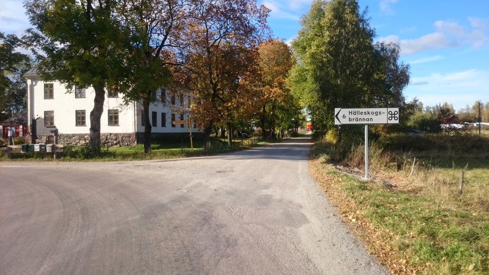 Vägskyltar visar vägen till naturreservatet.