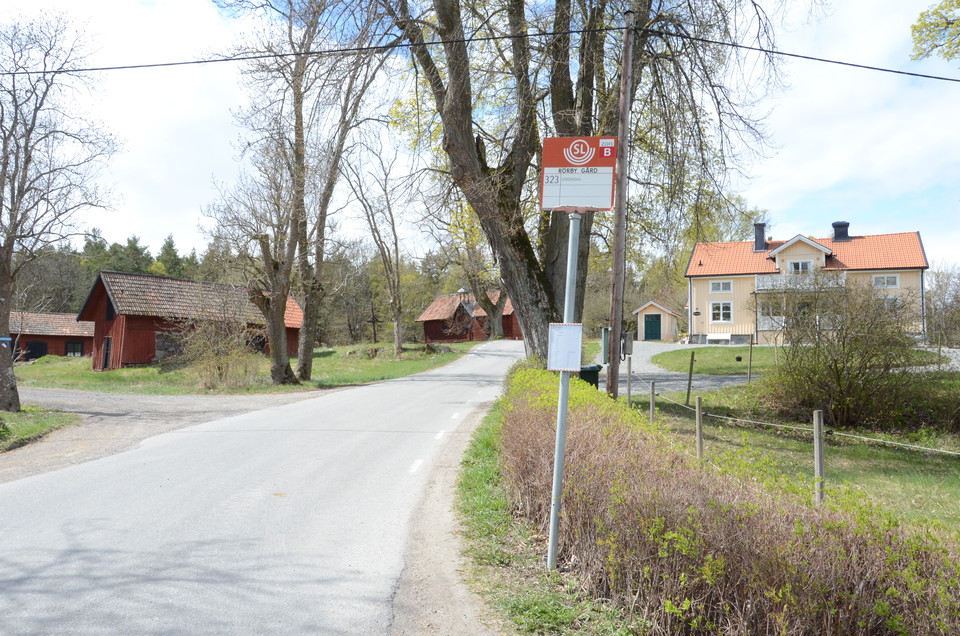 Flera busshållplatser finns inom naturreservatet.