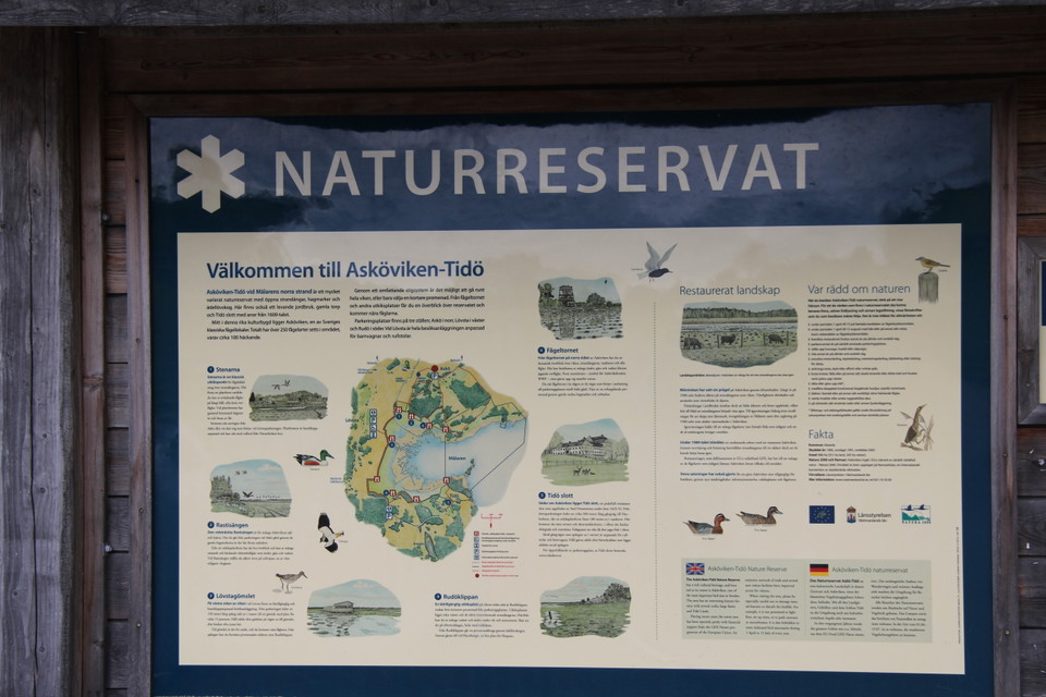 Informationstavla över naturreservatet.